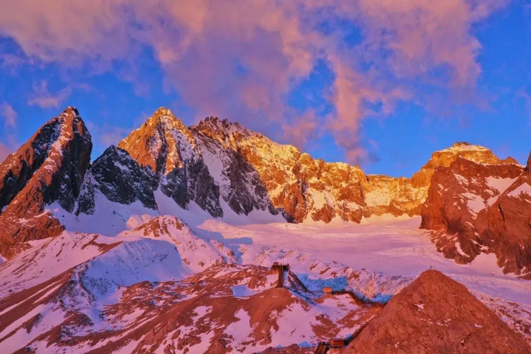 來(lái)日照金山“玉龍雪山”，收獲美好與幸運(yùn)